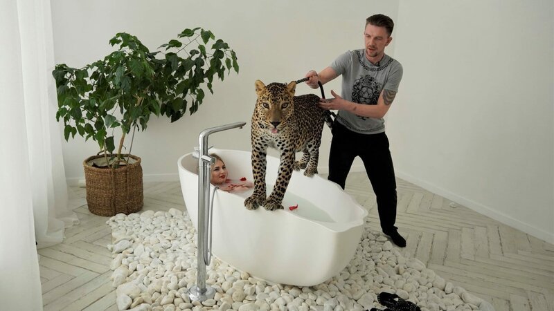 Extravagantes Fotoshooting mit einem Leoparden über der Badewanne. – Bild: ZDF und Tamara Simonenko /​ ©SPIEGEL TV GmbH./​Tamara Simonenko /​ ©SPIEGEL TV G