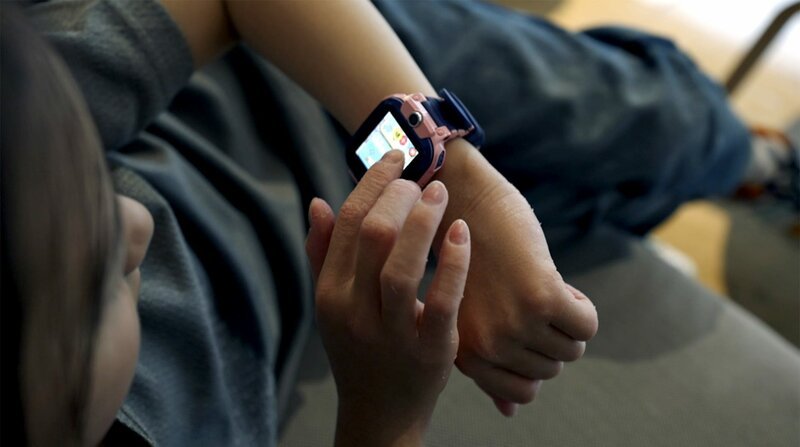 Manfei (10) hat eine „intelligente“ Uhr. Damit kann sie zahlen, telefonieren und sogar ihre Hausaufgaben abrufen. – Bild: ZDF und NDR.