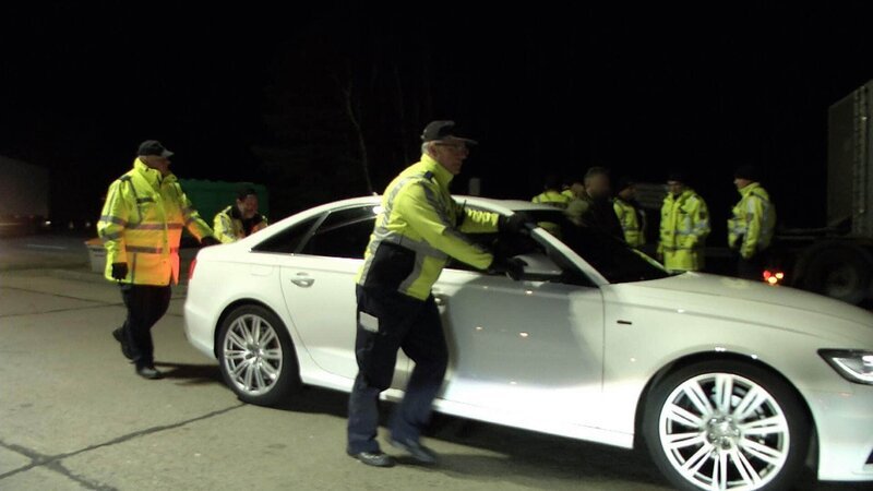 Zollbeamte und Sondereinheiten der Polizei versuchen mit großangelegten Aktionen, die lukrativen Geschäfte der teilweise straff organisierten Banden zu unterbinden. Die Verwendung des sendungsbezogenen Materials ist nur mit dem Hinweis und Verlinkung auf RTL+ gestattet. – Bild: RTL /​ © SPIEGEL TV Die Verwendung des Materials von RTL Deutschland ist nur zur redaktionellen Berichterstattung im Zusammenhang mit der Sendung unter Angabe der Credits/​Quellenangabe und Beachtung de