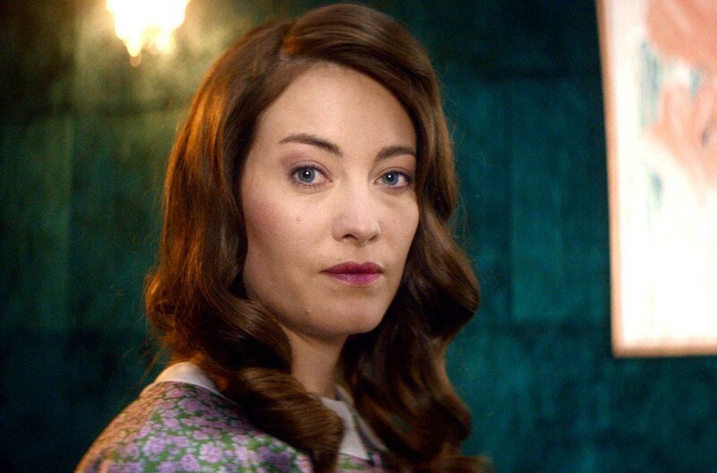 Führt etwas im Schilde: Assistentin Helen (Maja Lehrer) ist keine hirnlose Puppe. Zusammen mit ihrem Bruder, Butler Henri will sie ihrer Chefin Viktoria ein Schnippchen schlagen. – Bild: SWR/​Holger Enck