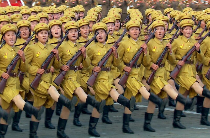 Der chinesische Künstler Ai Weiwei stellte sich mit seiner politischen Kunst gegen die offizielle Parteilinie. Der Menschenrechtler und Dissident verließ China im Jahr 2015. – Bild: Getty Images /​ Militärparade in der Demokratischen Volksrepublik Nordkorea