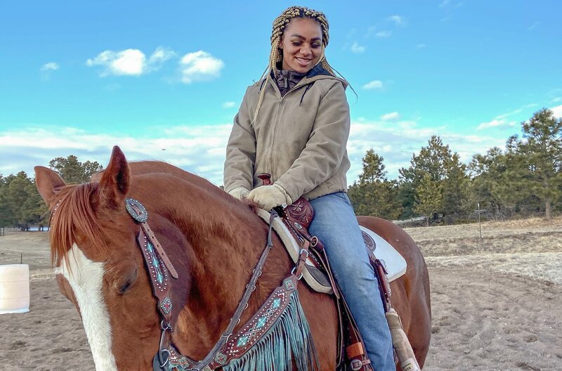 Rodeo-Reiterin Aleeyah Roberts auf ihrem Pferd Tops – Bild: Susanne Brand