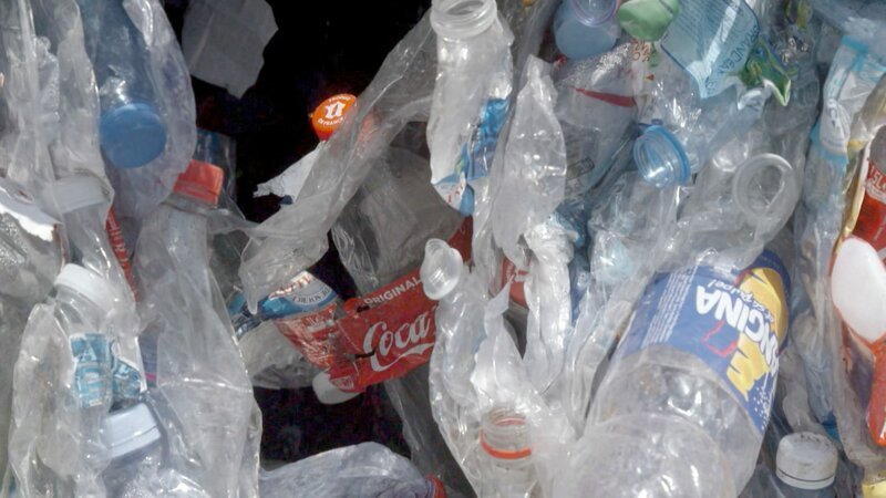 Gestrandete Plastikflaschen. – Bild: ORF/Java Gestrandete Plastikflaschen. – Bild: ORF/Java