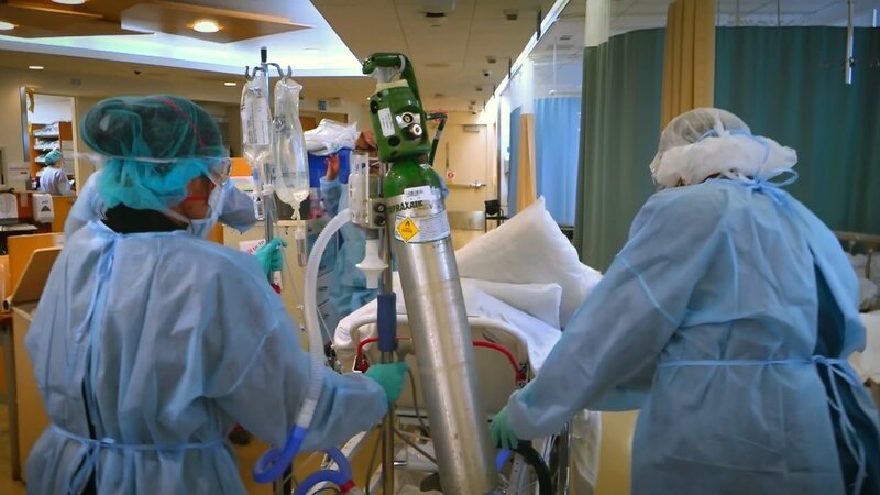 Intensivstation für Covid-19-infizierte Patienten in New York. – Bild: ORF/CPB Films Intensivstation für Covid-19-infizierte Patienten in New York. – Bild: ORF/CPB Films