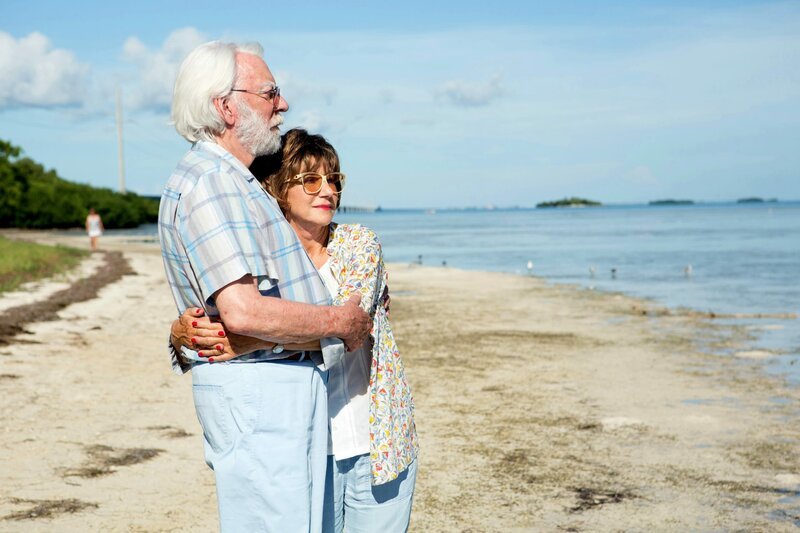 Ende einer langen Reise – auch im übertragenen Sinn: Ella (Helen Mirren) und John (Donald Sutherland) am Strand von Florida. Sie hat Krebs, er Alzheimer. – Bild: ZDF und Daniel C. McFadden./​Daniel C. McFadden