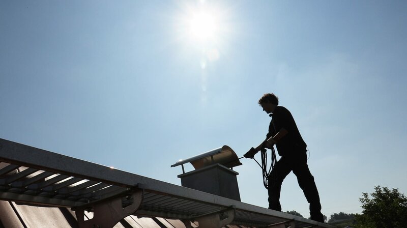 Schornsteinfegermeister Joseph Scharpf auf dem Dach. – Bild: SWR /​ SWR Presse/​Bildkommunikation