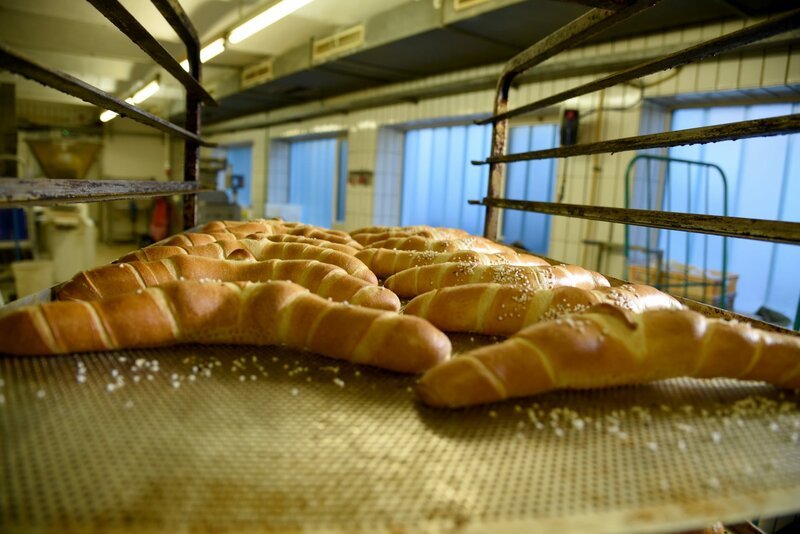 Frisch aus dem Ofen kommen die goldenen Salzstangerl in der Bäckerei Müller-Gartner in Groß-Enzersdorf. – Bild: ORF/​Produktion West/​Gerhard Mader