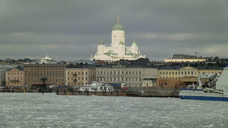 Die finnische Hauptstadt Helsinki im Winter. Im Hintergrund der evangelische Dom von Helsinki, das Wahrzeichen der Stadt – Bild: ARTE/​YLE Honorarfreie Verwendung nur im Zusammenhang mit genannter Sendung und bei folgender Nennung „Bild: Sendeanstalt/​Copyright“. Andere Verwendungen nur nach vorheriger Absprache: ARTE-Bildredakti