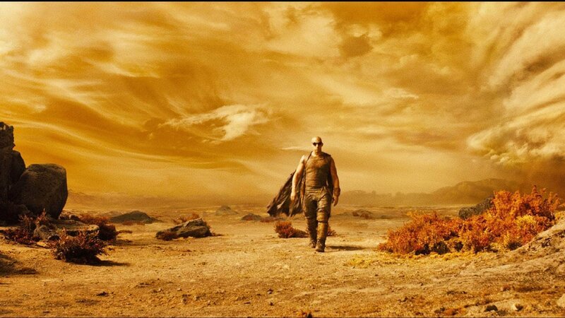 Weltraumflüchtling Riddick (Vin Diesel) befindet sich auf einem unbewohnten Wüstenplanet, auf den er sich retten musste. Als er es schafft, einen Notruf abzusetzen, lockt er damit auch Kopfgeldjäger sowie Söldner an, die es auf ihn auf den flüchtigen Sträfling abgesehen haben … – Bild: RTL /​ Universal Pictures Die Verwendung des Materials von RTL Deutschland ist nur zur redaktionellen Berichterstattung im Zusammenhang mit der Sendung unter Angabe der Credits/​Quellenangabe und Beacht