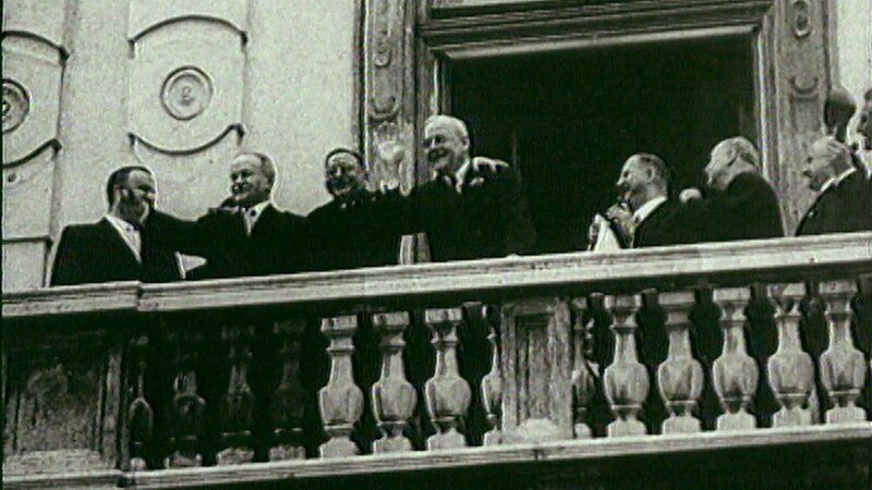 Feierlichkeiten am Balkon. – Bild: ORF