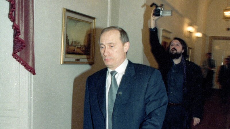 Seinem Motiv immer auf den Fersen: Filmemacher Vitaly Mansky (rechts) mit Vladimir Putin im ersten Jahr seiner Präsidentschaft. – Bild: ORF/​ZDF /​ ARTE/​Yury Feklistov