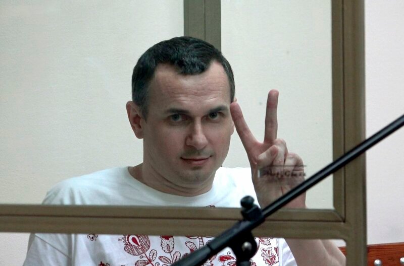 Ein Filmemacher zuerst in russischer Haft und dann an der Front: Oleg Sentsov ist ukrainischer Regisseur. Er stammt von der Halbinsel Krim. Nach der russischen Invasion der Krim widersetzte er sich aktiv der Annexion. Im Mai 2014 wurde er vom russischen Geheimdienst verhaftet, terroristischer Anschläge beschuldigt und nach Moskau gebracht. Sentsov bekannte sich nie schuldig. Nach über einem Jahr Haft wurde er zu 20 Jahren Gefängnis verurteilt, trotz Mangel an Beweisen. Nach einem 145-tägigen Hungerstreik in einer sibirischen Strafkolonie kam er 2019 frei. – Fünf Jahre im Gefängnis lagen hinter ihm. Heute kämpft er in der Ukraine mit der Waffe gegen die russischen Truppen. – Oleg Sentsov im Gerichtsaal – Bild: WDR/​Marx Film