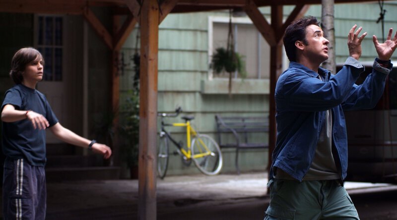 Entfernen sich seit dem Tod seiner Frau immer mehr von einander: Ray (John Cusack, r.) und Sohnemann Chris (Jamie Anderson, l.) … – Bild: Puls 8