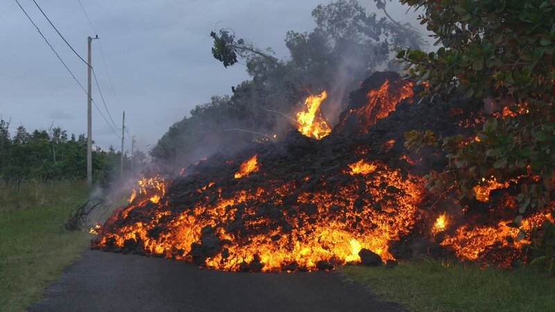 Hawaii, Kilauea volcano lava over roads – Bild: Demian Barrios Lizenzbild frei