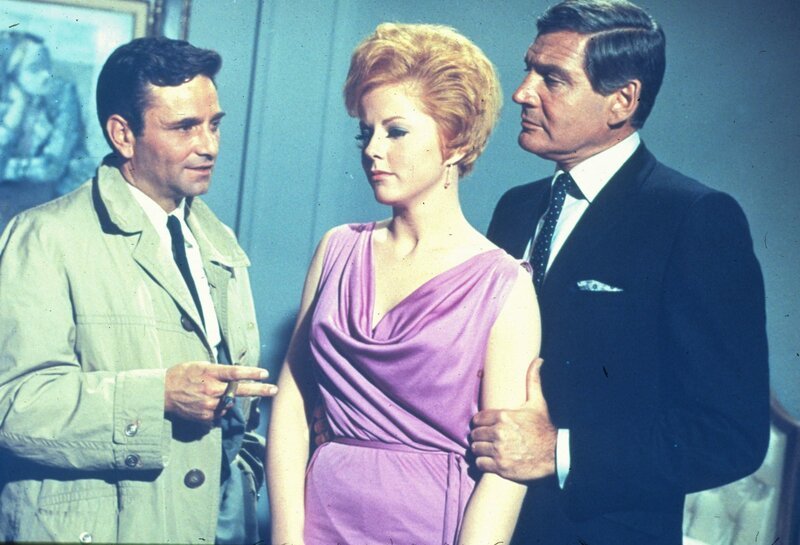(v.l.n.r.) Columbo (Peter Falk); Joan Hudson (Katherine Justice); Dr. Ray Flemming (Gene Barry) – Bild: 1967 Universal City Studios, Inc. All Rights Reserved. Lizenzbild frei