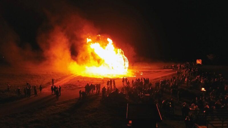 Osterfeuer in Stoob Burgenland. – Bild: ORF