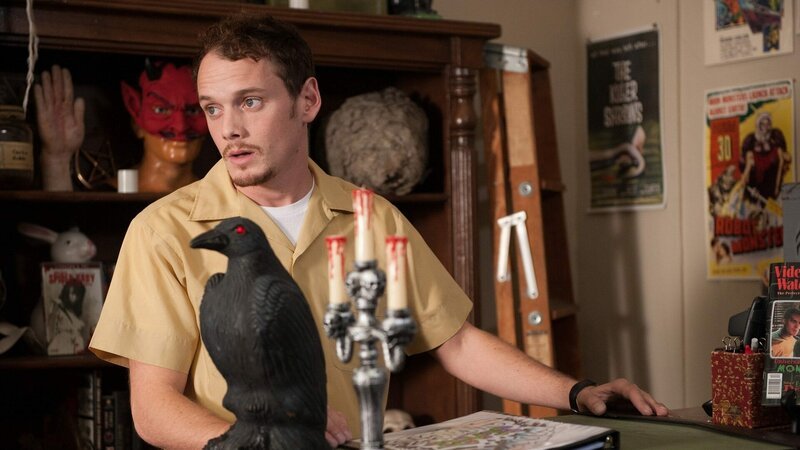Max (Anton Yelchin) ist Liebhaber von Horrorfilmen..Max (Anton Yelchin) ist Liebhaber von Horrorfilmen.. – Bild: RTL Zwei