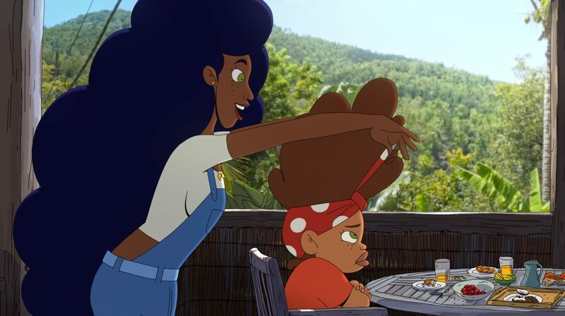 Tante Frédérique zeigt Vanille, wie in Guadeloupe die Haare getragen werden. – Bild: KiKA