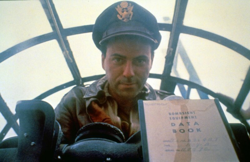 Joe Yossarian (Alan Arkin) verbringt seine militärische Dienstzeit im Zweiten Weltkrieg auf der Mittelmeerinsel Pianosa. Dort herrschen wahrlich menschenfeindliche Zustände. Der junge Soldat will seinem Schicksal nur zu gern entfliehen, aber der einzige Weg, um von den Kampfeinsätzen freigestellt zu werden, ist ein schriftlicher Antrag, in dem man sich für verrückt erklärt … – Bild: TM & © Paramount Pictures. All Rights Reserved. Lizenzbild frei Joe Yossarian (Alan Arkin) verbringt seine militärische Dienstzeit im Zweiten Weltkrieg auf der Mittelmeerinsel Pianosa. Dort herrschen wahrlich menschenfeindliche Zustände. Der junge Soldat will seinem Schicksal nur zu gern entfliehen, aber der einzige Weg, um von den Kampfeinsätzen freigestellt zu werden, ist ein schriftlicher Antrag, in dem man sich für verrückt erklärt … – Bild: TM & © Paramount Pictures. All Rights Reserved. Lizenzbild frei