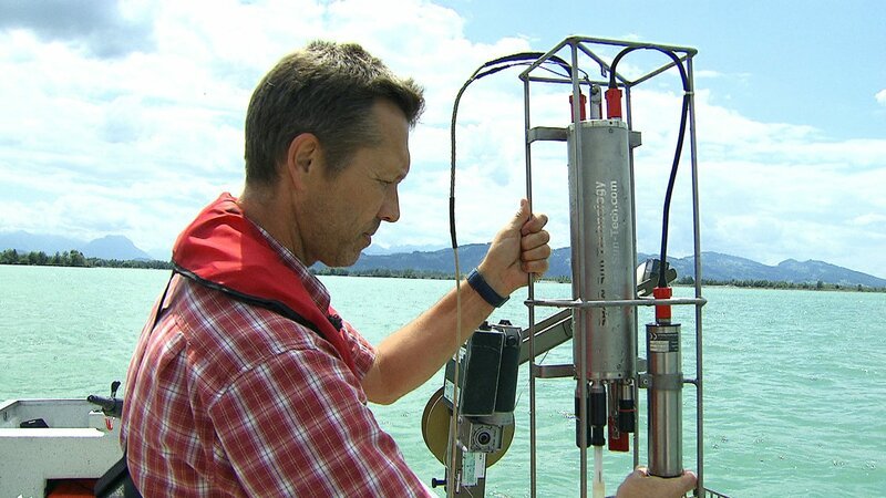 Die Wasserexperten entnehmen regelmäßig Wasserproben – Bild: ORF/​Landesstudio Vorarlberg