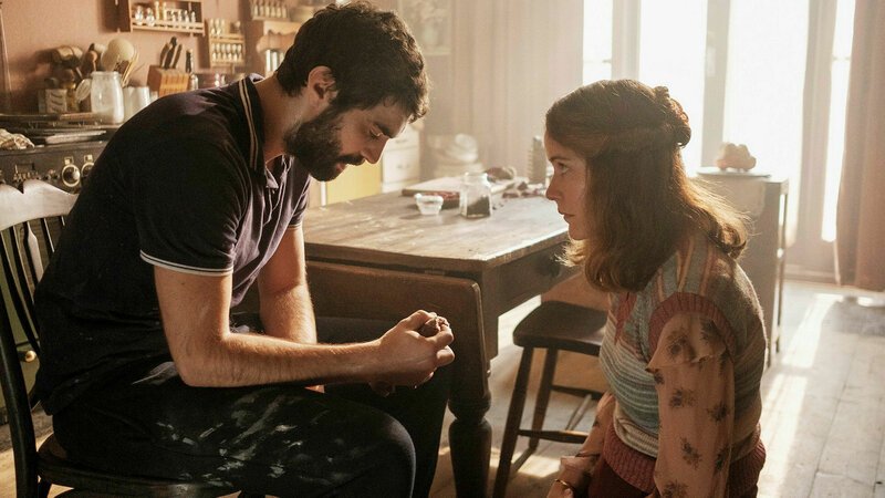 Das Amulett Alec Secarneau als Tomaz, Carla Juri las Magda SRF/Ascot Elite – Bild: SRF2 Das Amulett Alec Secarneau als Tomaz, Carla Juri las Magda SRF/Ascot Elite – Bild: SRF2