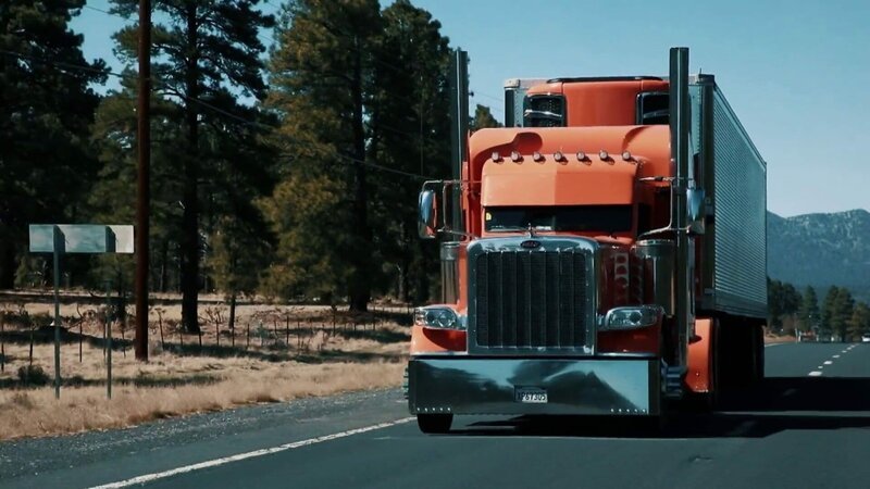 In den USA gibt es über drei Millionen Trucker. Dieses Leben bedeutet Abenteuer und Freiheit, aber auch Zeitdruck und Entbehrungen. – Bild: ZDF und Impala Production./​Impala Production