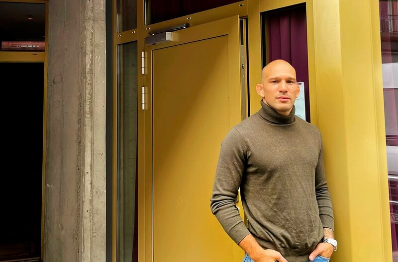 Nachtclub-Besitzer Max Coga. – Bild: HR/​Antonia Troschke
