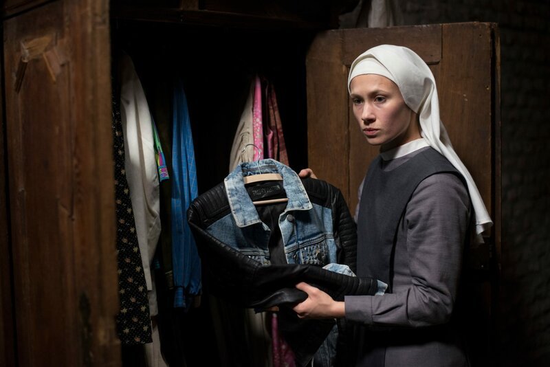 Soll sie wirklich gehen? Schwester Ruth (Alina Levshin) ist sich unsicher. – Bild: ZDF und Martin Rottenkolber.