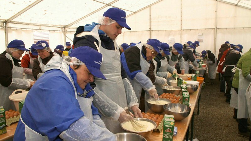 Faszination Guinness Die Jagd nach den Rekorden Vorbereitung für den weltgrössten Kaiserschmarrn SRF/Arte/Autentic – Bild: SRF2 Faszination Guinness Die Jagd nach den Rekorden Vorbereitung für den weltgrössten Kaiserschmarrn SRF/Arte/Autentic – Bild: SRF2