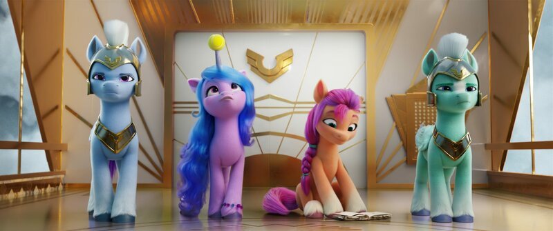 My Little Pony: A New Generation – (Center L-R) IZZY (voiced by Kimiko Glenn) and SUNNY (voiced by Vanessa Hudgens). Cr: © 2021 Hasbro, Inc. All Rights Reserved. – Bild: Netflix