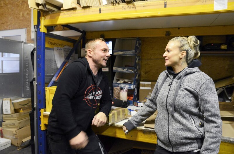 Ingo und Michelle Morlock im Lager beim Pakete vorbereiten. – Bild: SWR / SWR Presse/Bildkommunikation Ingo und Michelle Morlock im Lager beim Pakete vorbereiten. – Bild: SWR / SWR Presse/Bildkommunikation