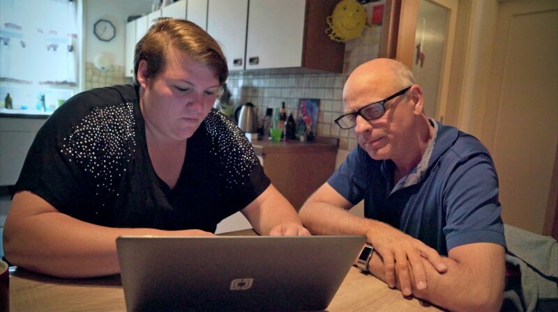 Jobsuche: Stephanie Neubig wird von Familienhelfer Thomas Nagl dabei unterstützt. – Bild: SWR Jobsuche: Stephanie Neubig wird von Familienhelfer Thomas Nagl dabei unterstützt. – Bild: SWR