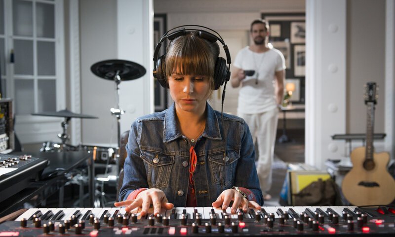Seitdem Lou (Cristina do Rego) bei einem Talentabend in der Schule vor Aufregung den Direktor ankotzte und dieser daraufhin die gesamte erste Zuschauerreihe, spielt sie nie mehr Klavier – bis sie John kennenlernt … – Bild: Puls 8 Seitdem Lou (Cristina do Rego) bei einem Talentabend in der Schule vor Aufregung den Direktor ankotzte und dieser daraufhin die gesamte erste Zuschauerreihe, spielt sie nie mehr Klavier – bis sie John kennenlernt … – Bild: Puls 8