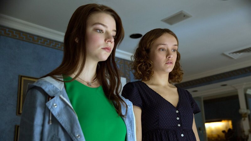 Lily (Anya Taylor-Joy, li.) und Amanda (Olivia Cooke) hecken einen teuflischen Plan aus.. – Bild: RTL Zwei Lily (Anya Taylor-Joy, li.) und Amanda (Olivia Cooke) hecken einen teuflischen Plan aus.. – Bild: RTL Zwei