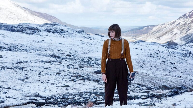 Jennifer Strange (Ellise Chappell) wird ungewollt zur letzten lebenden Drachentöterin. – Bild: RTL /​ © 2018 Sony Pictures Television Inc
