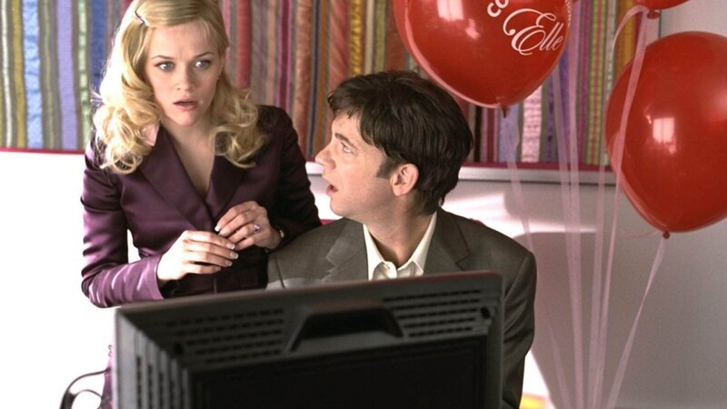 Elle (Reese Witherspoon, l.) wird von ihrem Emmett (Luke Wilson, r.) in allem unterstützt. – Bild: RTL Die Verwendung des Materials von RTL Deutschland ist nur zur redaktionellen Berichterstattung im Zusammenhang mit der Sendung unter Angabe der Credits/Quellenangabe und Beachtung der unter https:/ Elle (Reese Witherspoon, l.) wird von ihrem Emmett (Luke Wilson, r.) in allem unterstützt. – Bild: RTL Die Verwendung des Materials von RTL Deutschland ist nur zur redaktionellen Berichterstattung im Zusammenhang mit der Sendung unter Angabe der Credits/Quellenangabe und Beachtung der unter https:/