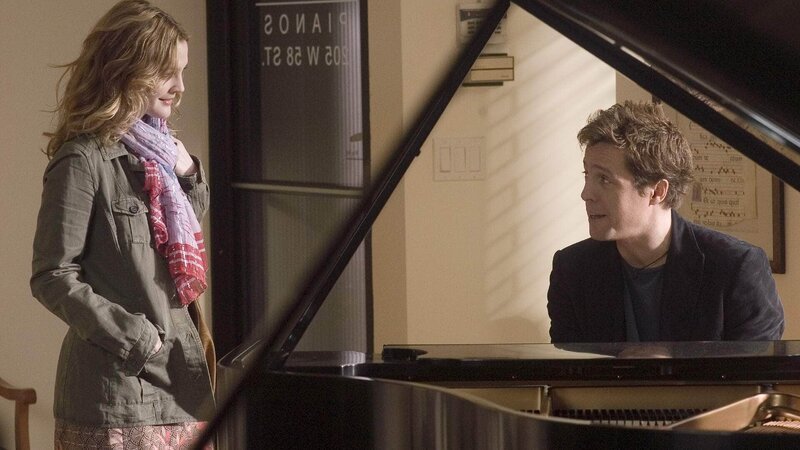 Sophie Fisher (Drew Barrymore) und Alex Fletcher (Hugh Grant) Die Verwendung des sendungsbezogenen Materials ist nur mit dem Hinweis und Verlinkung auf RTL+ gestattet. – Bild: RTL / © Warner Bros Sophie Fisher (Drew Barrymore) und Alex Fletcher (Hugh Grant) Die Verwendung des sendungsbezogenen Materials ist nur mit dem Hinweis und Verlinkung auf RTL+ gestattet. – Bild: RTL / © Warner Bros
