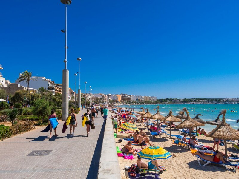 Fully occupied beach on the Playa de Palma, Ballermann, „Teuton grill“ tourist center of Mallorca, Playa de Palma, El Arenal, Mallorca, Balearic Islands, Spain – Bild: RTL