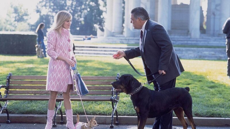 Elle (Reese Witherspoon) trifft im Park auf Stanford Marks (Bruce McGill, r.) Ihre beiden Hunde verlieben sich prompt ineinander – auch wenn sie so unterschiedlich sind … – Bild: SUPER RTL Die Verwendung des Materials von RTL Deutschland ist nur zur redaktionellen Berichterstattung im Zusammenhang mit der Sendung unter Angabe der Credits/​Quellenangabe und Beachtung der unter h