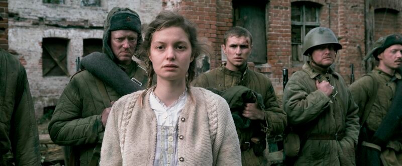 Greta (Fabienne Haller) vor der Kompanie der Roten Armee. – Bild: MDR/​in one media
