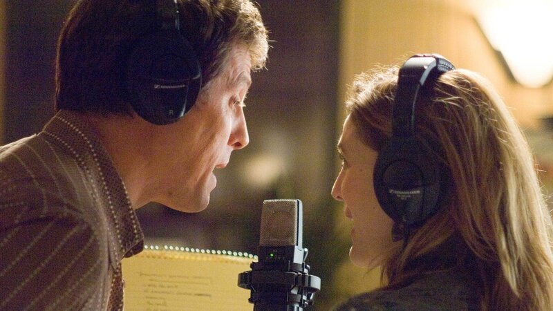 Alex Fletcher (Hugh Grant) und Sophie Fisher (Drew Barrymore) Die Verwendung des sendungsbezogenen Materials ist nur mit dem Hinweis und Verlinkung auf RTL+ gestattet. – Bild: RTL / © Warner Bros Alex Fletcher (Hugh Grant) und Sophie Fisher (Drew Barrymore) Die Verwendung des sendungsbezogenen Materials ist nur mit dem Hinweis und Verlinkung auf RTL+ gestattet. – Bild: RTL / © Warner Bros