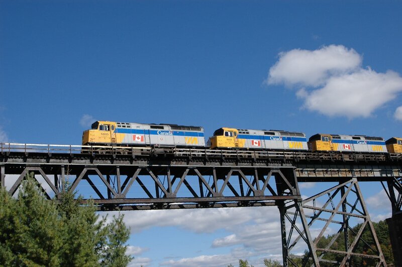 „The Canadian“ auf der Brücke von Parry Sound in Ontario – drei Loks ziehen den Aluminium-Lindwurm über 5000 Kilometer von Toronto nach Vancouver – Bild: ZDF/​Uwe Kröger