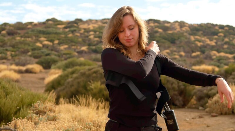 Mit 6 Monaten hatte Dindia Vonnemann einen Schlaganfall im Bauch ihrer Mutter. Die Ärzte diagnostizierten ihr ein Leben im Rollstuhl. Dank neuer Therapien kann die junge Frau wieder alleine laufen. – Bild: SWR/Manfred Bölk Mit 6 Monaten hatte Dindia Vonnemann einen Schlaganfall im Bauch ihrer Mutter. Die Ärzte diagnostizierten ihr ein Leben im Rollstuhl. Dank neuer Therapien kann die junge Frau wieder alleine laufen. – Bild: SWR/Manfred Bölk