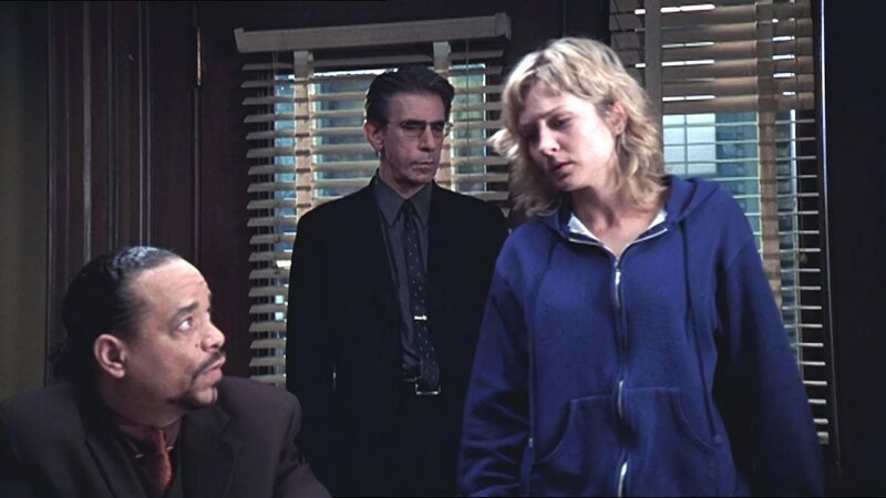 Patricia Andrews (Amy Carlson) beschuldigt ihren Ehemann, sie vergewaltigt zu haben. Der Fall ist für die beiden Detectives Tutuola (Ice-T, l.) und Munch (Richard Belzer) nicht einfach zu klären, da es sich bei dem Ehemann um einen Kollegen handelt. – Bild: VOXUp (DE)