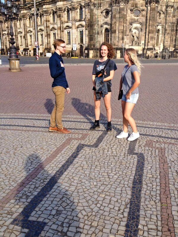 Generation Europa „Unterwegs in Deutschland In Dresden sind Emilia und Jade mit Eric Hattke verabredet, der sich gegen Fremdenhass engagiert
© SWR, honorarfrei – Verwendung gemäß der AGB im engen inhaltlichen, redaktionellen Zusammenhang mit genannter SWR-Sendung bei Nennung „Bild: SWR“ (S2+). SWR Presse/Bildkommunikation, Baden-Baden, Tel: 07221/929–23876, foto@swr.de – Bild: SWR / SWR Presse/Bildkommunikation Generation Europa „Unterwegs in Deutschland In Dresden sind Emilia und Jade mit Eric Hattke verabredet, der sich gegen Fremdenhass engagiert
© SWR, honorarfrei – Verwendung gemäß der AGB im engen inhaltlichen, redaktionellen Zusammenhang mit genannter SWR-Sendung bei Nennung „Bild: SWR“ (S2+). SWR Presse/Bildkommunikation, Baden-Baden, Tel: 07221/929–23876, foto@swr.de – Bild: SWR / SWR Presse/Bildkommunikation