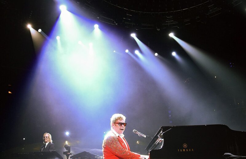 Elton John tritt am 31. Dezember 2014, im Barclays Center im New Yorker Stadtteil Brooklyn auf. Das war das erste Mal, dass er an Silvester in New York City auftrat. – Bild: ORF/​Entertain Me Productions/​Andrew H. Walker/​Getty Images