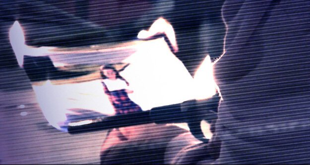 Unglücklicherweise führten die beiden Schwestern Katie und Kristi in ihrer Kindheit eine riskante Seance durch und setzten damit eine böse Macht frei, die ihnen jetzt das Leben schwer macht … – Bild: Puls 8