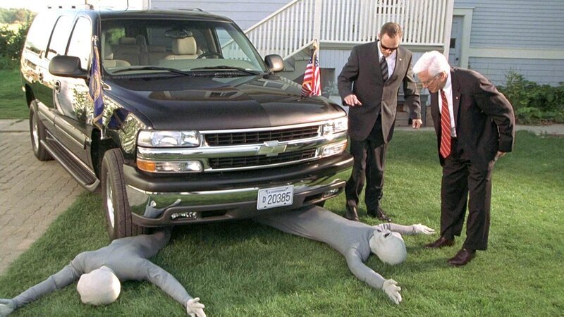 Präsident Baxter Harris (Leslie Nielsen, re.) – Bild: RTL Zwei