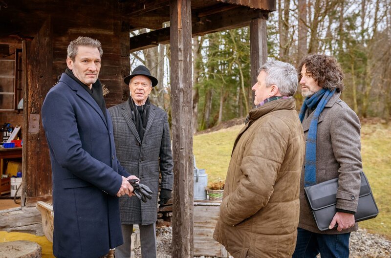 Können Christoph (Dieter Bach, l.) und Werner (Dirk Galuba, M.) KHK Meyser (Christoph Krix, r.) von ihrem Plan überzeugen (mit Komparse)? – Bild: ARD/​Christof Arnold