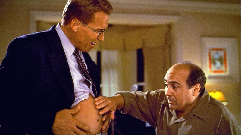 Stolz zeigt Alex (Arnold Schwarzenegger, li.) Larry (Danny DeVito) seinen schwangeren Bauch! – Bild: RTL Zwei